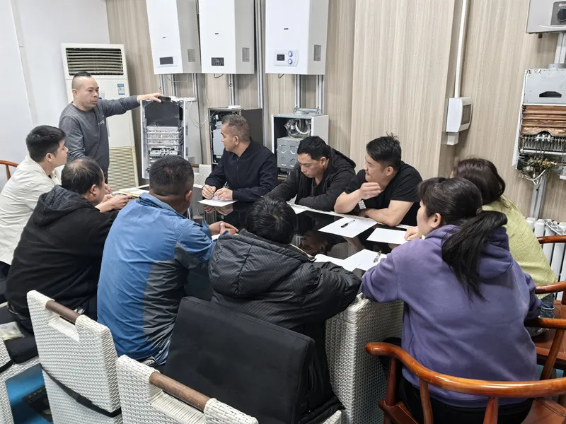 Gastek ekoizpen taldeak adituak hobetzen ditu Tankless Gas Ur Berogailuaren Instalazioan eta Kalitate Kontrolean